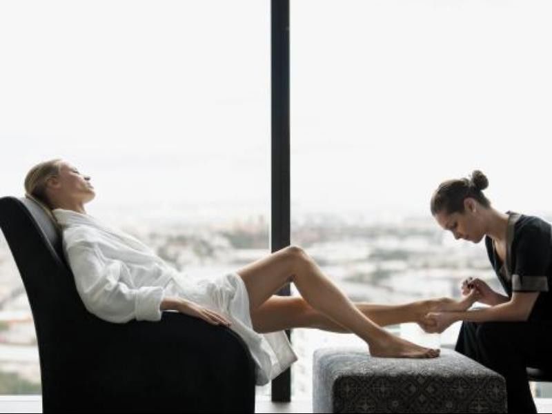 Crown Metropol Melbourne Hotel Exterior foto A woman receiving a pedicure